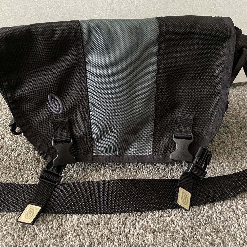 Timbuk2 XS Black and Grey messenger bag. Unisex!